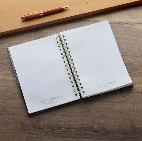 Notizbuch - Be strong & courageous / Sei stark und mutig / Jos 1:9 - mit Spiralbindung, Bergmotif