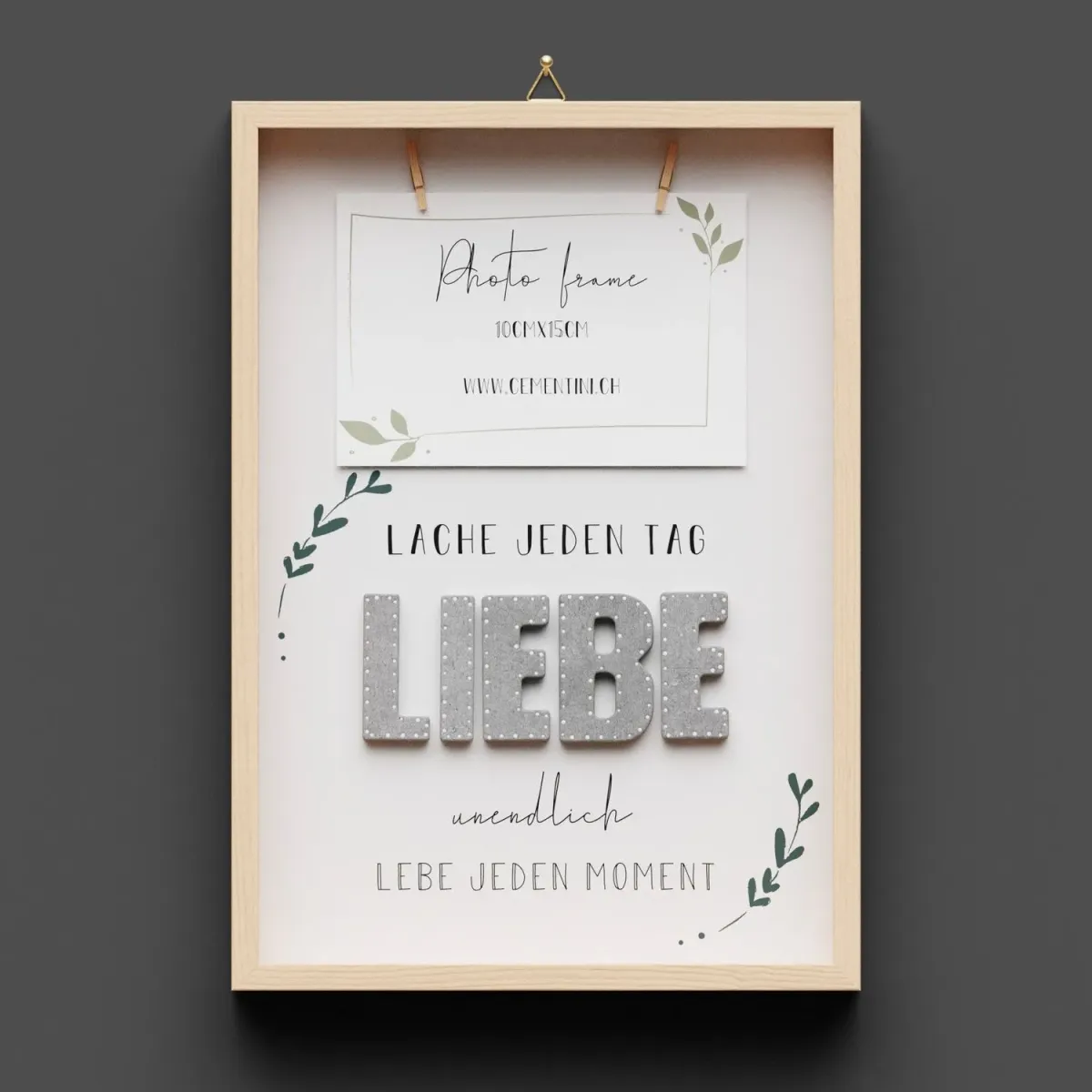 Cementini Wandbild aus Holz "LIEBE" - mit Holzklammern für ein Foto