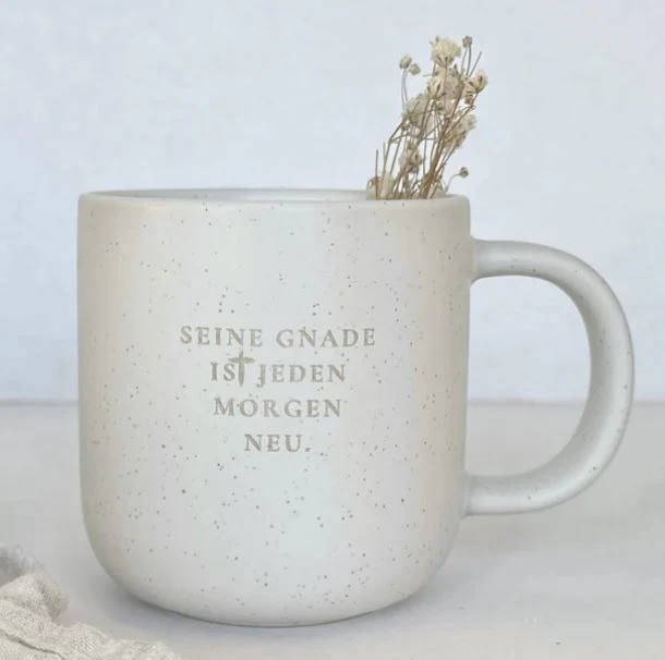 Tasse Styler - Seine Gnade ist jeden Morgen neu - Steingut, weiss gesprenkelt, 350ml