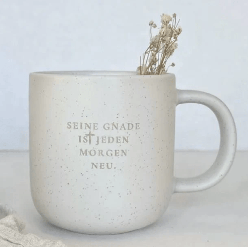 Tasse Styler - Seine Gnade ist jeden Morgen neu - Steingut, weiss gesprenkelt, 350ml