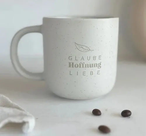 Tasse Styler - Glaube, Hoffnung, Liebe - Steingut, weiss gesprenkelt, 350ml