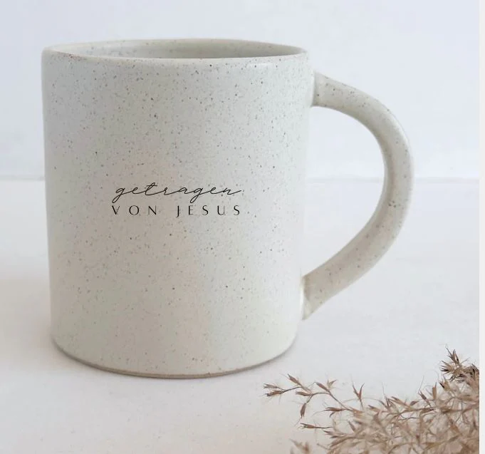 Tasse Biggy - getragen von Jesus - Steingut, beige gesprenkelt, 400ml