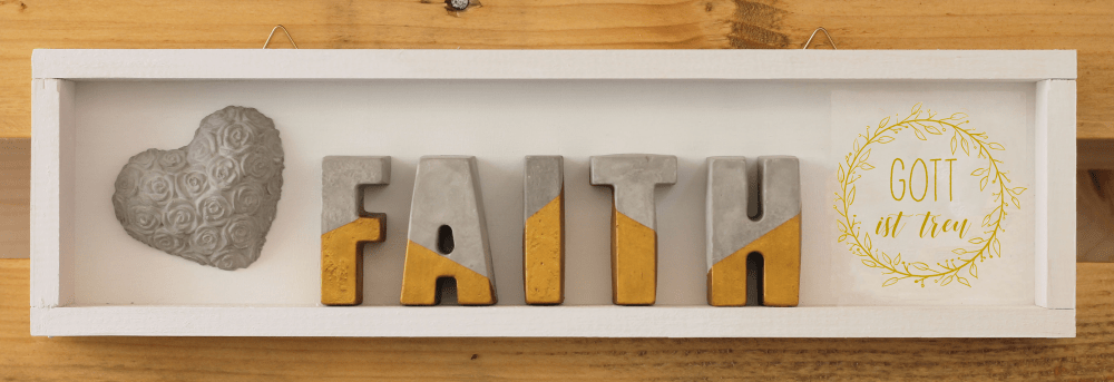 Wandbild aus Holz FAITH - weiss lackiert mit Aufhänger, Betonbuchstaben mit Gold verziert