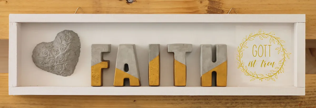 Wandbild aus Holz FAITH - weiss lackiert mit Aufhänger, Betonbuchstaben mit Gold verziert