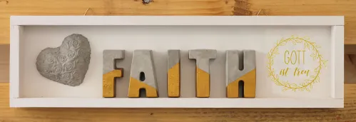 Wandbild aus Holz FAITH - weiss lackiert mit Aufhänger, Betonbuchstaben mit Gold verziert