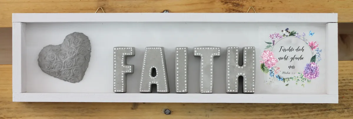 Wandbild aus Holz FAITH - weiss lackiert mit Aufhänger, Betonbuchstaben mit weissen Punkten verziert