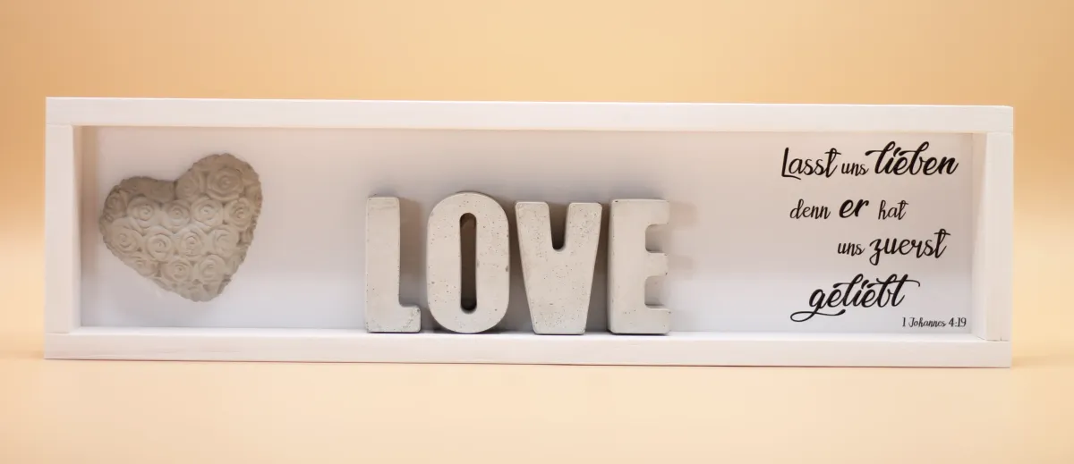 Cementini Wandbild LOVE 1.Joh. 4,19 - Dekobild mit Aufhänger