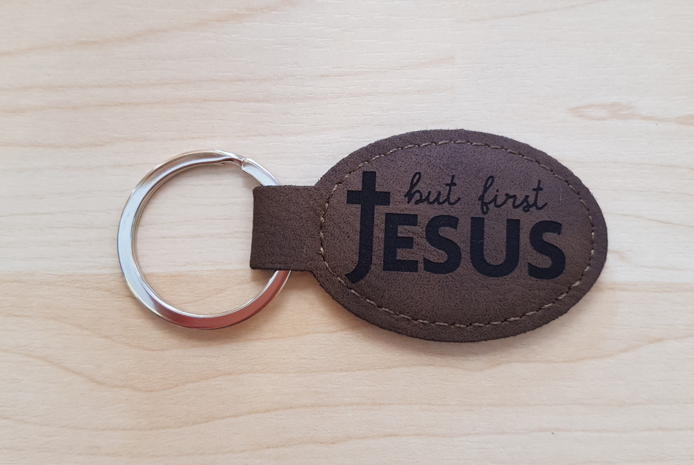 Schlüsselanhänger, "But Jesus First" - dunkelbraun, Kunstleder, mit graviertem Schriftzug