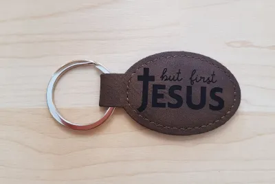 Schlüsselanhänger, "But Jesus First" - dunkelbraun, Kunstleder, mit graviertem Schriftzug